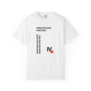 Puede incluir: Camiseta blanca con el texto negro "FORM FOLLOWS FUNCTION." Debajo, el texto "FUNCTION FOLLOWS REGISTRATION FEES" está impreso verticalmente. También aparece una "V" negra y un punto rojo.
