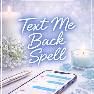 Może przedstawiać: Obraz przedstawiający smartfon wyświetlający konwersację tekstową ze słowami "Text Me Back Spell" w stylizowanej czcionce. Scena obejmuje zapalone świece, dekoracyjne kryształy i długopis, tworząc mistyczny nastrój. Widoczny jest również tekst "Reliable Seller" i "Photo Proof".