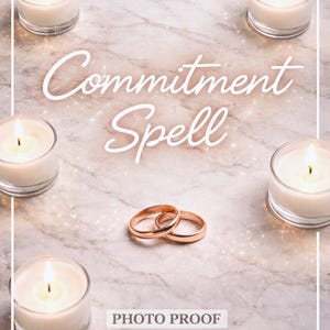 Op de afbeelding: Een afbeelding met twee gouden trouwringen, omringd door zes brandende kaarsen. De woorden "Commitment Spell" zijn in een sierlijk lettertype geschreven. De achtergrond is een marmerachtig oppervlak met de woorden "Reliable Seller" en "Photo Proof".