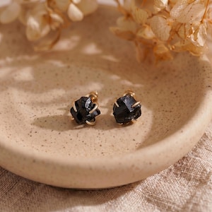 Pendientes pequeños de obsidiana negra en bruto, pendientes de cuarzo obsidiana, pendientes de piedras preciosas, pendientes de cristales curativos, pendientes de piedra natal, joyería bohemia, regalo