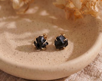 Petites boucles d'oreilles en obsidienne noire brute Boucle d'oreille en quartz obsidienne Boucles d'oreilles en pierres précieuses Clous en cristal de guérison Boucles d'oreilles en pierre de naissance Bijoux bohèmes