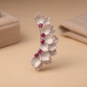 Petals Love - Pendientes trepadores individuales de rubí sintético de plata 925