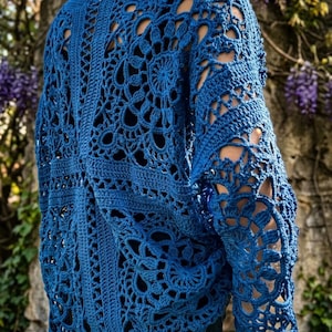 Könnte beinhalten: Ein Set aus drei Keramikbechern mit gesprenkelter, matter Oberfläche. Die Becher sind in Creme-, Hellgrau- und Dunkelgrautönen gehalten. Jeder Becher hat ein schlichtes, modernes Design und einen abgerundeten Henkel.