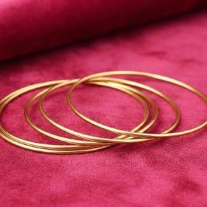 Brazalete impermeable de oro de 14 quilates: Brazalete minimalista de acero inoxidable dorado, brazalete fino de oro, brazalete martillado, brazalete sencillo de oro.