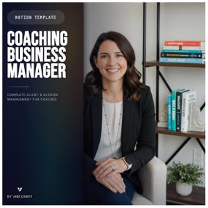 Può includere: Una donna con un blazer nero e una camicetta bianca sorride, seduta su una sedia. L'immagine presenta il testo: "COACHING BUSINESS MANAGER" e "COMPLETE CLIENT & SESSION MANAGEMENT FOR COACHES." Una libreria con libri è visibile sullo sfondo.