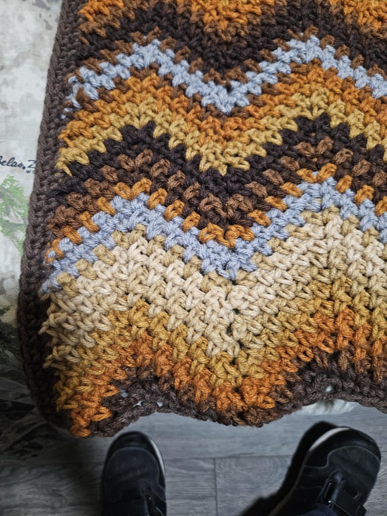 Manta afgana de punto musgo ondulado, tejida a crochet: tonos grises y marrones, hilo acrílico (66 x 130 cm) imagen 1