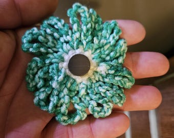 Imanes de flores de ganchillo verdes y azules con gemas