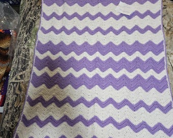 Manta para bebé con diseño de ondas: morado y blanco.