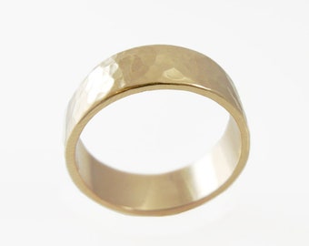 Dikke gehamerde trouwring van 1,3/7,3 mm dik. Geelgouden trouwring. trouwring gouden ring. 14k geelgouden trouwring. herenband