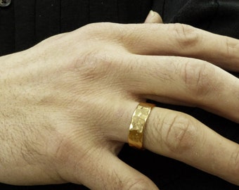 Obrączka ślubna męska. Obrączka ślubna męska. Obrączka ślubna młotkowana. Obrączka ślubna z litego złota 14K młotkowana żółta. Obrączka ślubna damska z prawdziwego złota
