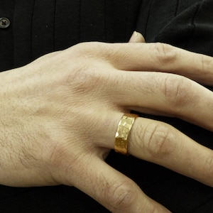男性用結婚指輪。男性用結婚指輪。ハンマー加工結婚指輪。14K 純金ハンマー加工イエロー結婚指輪。女性用純金バンド。