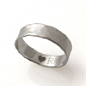 Or blanc mat 14 carats. alliance. Alliance aux bords incurvés. Alliance en or. Alliance en or. alliance. (gr-9376-854).