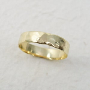 wedding ring 5mm. Men wedding band. Hammered wedding band. 14K Hammered yellow gold wedding band. Unisex wedding ring. women gold band