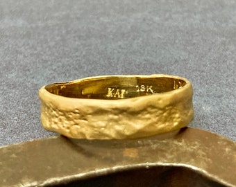 Men gold ring. 18kt matte gold Hand Molded wedding band. Natural design wedding ring. Unisex wedding band. Yellow gold ring .mens band