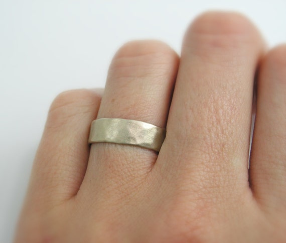 Hammered mens wedding ring deals