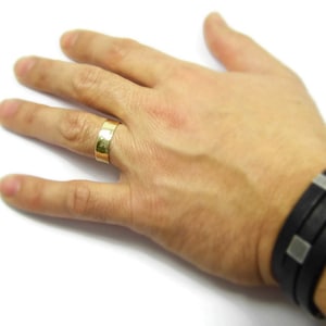 男性用ハンマー加工結婚指輪。幅 7 mm の 14k 結婚指輪。男性用結婚指輪。ゴールドのハンマー加工結婚指輪。クラシックな結婚指輪。