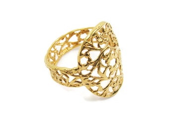 Könnte beinhalten: Ein goldener Filigranring mit einem zarten Blumenmuster. Der Ring ist offen und hat ein breites Band.