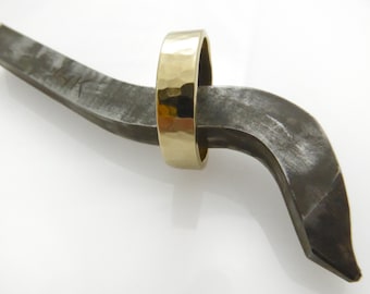 Obrączka ślubna z kutego złota. Obrączka ślubna męska 1 mm/5,5 mm. Obrączka ślubna kuta. Obrączka ślubna z kutego złota 14K (2076)