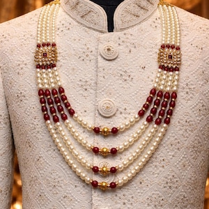Sherwani blanco roto bordado con collar multicapa de perlas rojas para novio (traje étnico de boda)