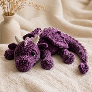 Patrón original en PDF para tejer un dragón de peluche flexible a crochet.