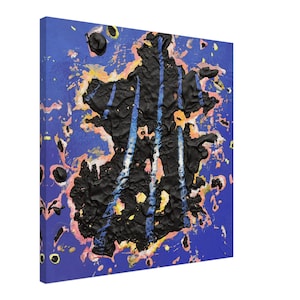 Può includere: Tela d'arte astratta con una forma centrale nera strutturata su uno sfondo blu vibrante. L'opera presenta spruzzi di vernice gialla, rosa e nera, con linee verticali blu e bianche. La tela è tesa e pronta per essere appesa.