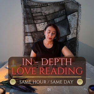 以下が含まれることがあります： 女性がタロットカードリーディングを行っています。画像には「IN-DEPTH LOVE READING」と「SAME HOUR / SAME DAY」というテキストが表示されています。テーブル、カード、装飾品などが写っています。