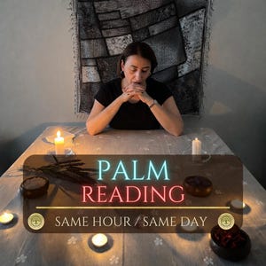 Può includere: Una donna è seduta a un tavolo con candele e la scritta "PALM READING" in blu e rosso. È visibile anche la scritta "SAME HOUR / SAME DAY". La scena suggerisce un tema spirituale o di cartomanzia.