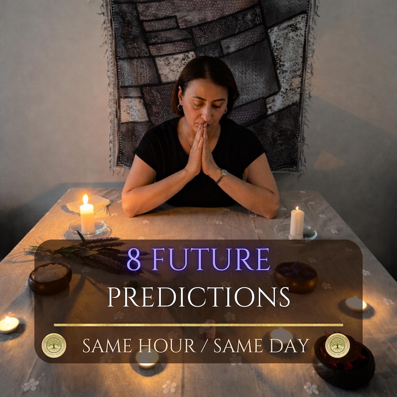 Puede incluir: Una mujer con las manos juntas en oraci&oacute;n est&aacute; sentada en una mesa con velas y peque&ntilde;os cuencos. El texto de la imagen dice "8 FUTURE PREDICTIONS" y "SAME HOUR / SAME DAY". La escena est&aacute; tenuemente iluminada, creando una atm&oacute;sfera m&iacute;stica.