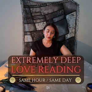以下が含まれることがあります： 女性がタロットカードのテーブルに座っています。「EXTREMELY DEEP LOVE READING」のテキストが茶色のバナーに表示され、「SAME HOUR / SAME DAY」も含まれています。背景には装飾的な壁掛けがあります。