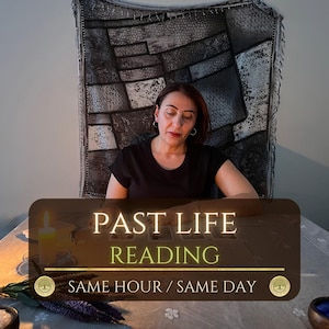 Peut inclure: Une femme est assise à une table avec des cartes de tarot, avec le texte "PAST LIFE READING" et "SAME HOUR / SAME DAY" dans une bannière marron. L'arrière-plan comprend une tenture murale décorative et une table avec des bougies et des fleurs.