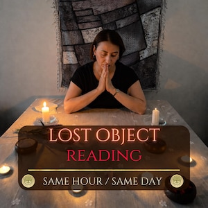 Puede incluir: Una persona con las manos juntas en oración está sentada en una mesa con velas y cuencos. El texto "LOST OBJECT READING" se muestra en una fuente brillante, con "SAME HOUR / SAME DAY" debajo. La escena evoca un tema místico o espiritual.