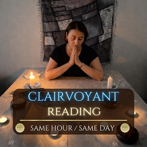 Może przedstawiać: Osoba ze złożonymi dłońmi do modlitwy siedzi przy stole ze świecami i miskami. Tekst "CLAIRVOYANT READING" jest wyświetlany na ciemnobrązowym banerze. Baner zawiera również tekst "SAME HOUR / SAME DAY".