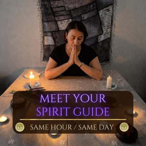 Puede incluir: Una persona con las manos juntas en oración sentada a una mesa con velas encendidas. El texto "MEET YOUR SPIRIT GUIDE" se muestra en una pancarta marrón oscuro, con el texto "SAME HOUR / SAME DAY" debajo.