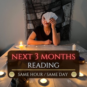 Peut inclure: Une femme tient des cartes de tarot devant son visage. Le texte "NEXT 3 MONTHS READING SAME HOUR / SAME DAY" est affiché sur une pancarte. Des bougies allumées et des petits bols sont sur la table.