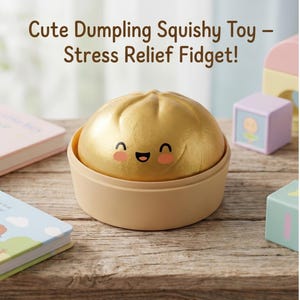 Peut inclure: Un jouet squishy doré, rond, en forme de boulette avec un visage souriant, des joues roses et des yeux fermés. Le jouet est placé dans un récipient circulaire beige. Le texte "Cute Dumpling Squishy Toy – Stress Relief Fidget!" est visible.