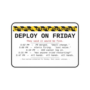 Op de afbeelding: Een rechthoekige sticker met een zwarte rand en witte achtergrond. De sticker heeft de tekst "CAUTION: FRIDAY DEPLOYMENT" in geel en zwart, en "DEPLOY ON FRIDAY" in grote zwarte letters. Extra tekst beschrijft implementatieproblemen.