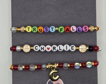 Pulseras apilables de cuentas de vidrio con personajes de fandom – Joyería inspirada en la serie de televisión Hazbin Hotel y Charlie Morningstar