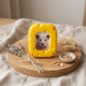 Op de afbeelding: Een set van drie keramische mokken met een gespikkelde, matte afwerking. Elke mok heeft een andere kleur: lichtblauw, crème en grijs. De mokken hebben een eenvoudig, modern ontwerp en een comfortabele handgreep.