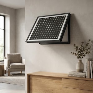 Può includere: Una cornice rettangolare da parete con bordo nero e passe-partout bianco. L'interno presenta un motivo a griglia scura contenente numerose piccole tessere quadrate di colore chiaro disposte in righe e colonne uniformi.