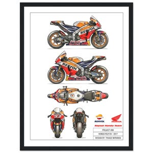 Könnte beinhalten: Gerahmter Druck mit detaillierten Illustrationen eines Repsol Honda RC213V Motorrads. Das Kunstwerk zeigt das Motorrad aus verschiedenen Blickwinkeln: Seiten-, Ober- und Vorderansicht. Das Farbschema umfasst Orange, Blau und Rot, wobei die Logos von Repsol und Honda deutlich sichtbar sind.