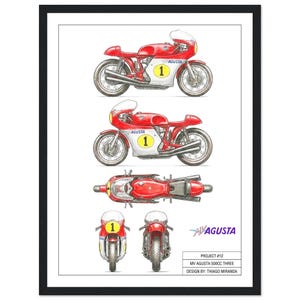 Puede incluir: Una impresión enmarcada con una ilustración detallada de una motocicleta MV Agusta 500cc Three roja y blanca. La impresión muestra la motocicleta desde múltiples ángulos, incluyendo vistas frontal, lateral y superior. Cada motocicleta tiene el número 1 en un círculo blanco. El logotipo de Agusta es visible.