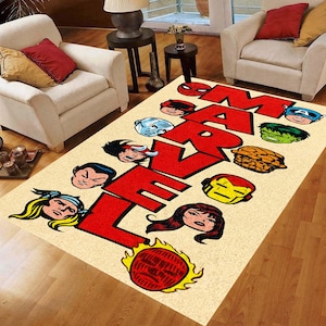 Peut inclure: Un tapis rectangulaire beige avec le mot "MARVEL" en grandes lettres rouges et des visages de personnages de bandes dessinées. Le tapis a un style de bande dessinée rétro avec un graphique de flamme en bas.