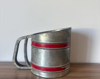 Tamizador de metal vintage – Tamizador de harina de metal de Toronto, Canadá – Decoración rústica de cocina estilo granja – Herramienta de repostería industrial