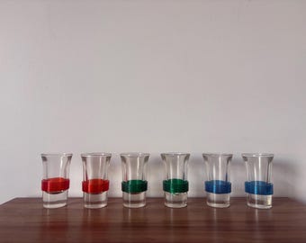 Juego de vasos de chupito vintage MCM / Vasos de banda de celuloide Tsing-Tao de alta resistencia de la década de 1960