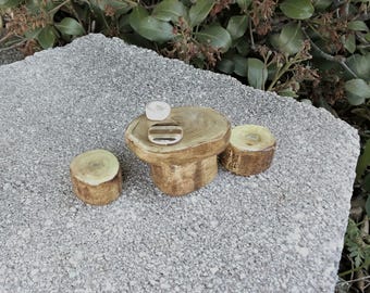 Juego de comedor para jardín de hadas: mesa y taburetes en miniatura de madera dura reciclada.