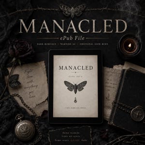 Op de afbeelding: Een donker, gotisch beeld met een e-book getiteld "MANACLED" op een tablet, versierd met een mot. De afbeelding bevat een roos, een zakhorloge en handgeschreven notities. De tekst bevat "Dark Romance" en "Emotional Slow Burn."