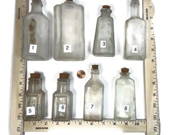Pequeñas botellas antiguas con bases cuadradas y rectangulares