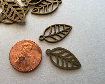 Berlock med 14 blad, antik brons med öppen slipning