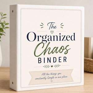 Puede incluir: Una carpeta de tres anillas blanca con una cubierta de color crema que presenta texto en azul oscuro y verde oliva que dice The Organized Chaos BINDER y All the things you constantly Google in one place, con corazones y hojas.