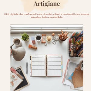 Può includere: Vista dall'alto di una scrivania bianca con un'agenda, penne e forniture per ufficio. L'agenda è aperta su una vista mensile del calendario. Il testo in alto recita "Ordini & Contenuti per Artigiane".
